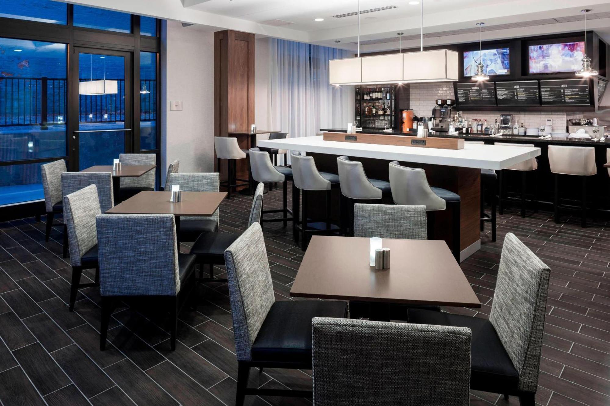 מלון Courtyard By Marriott Richmond Downtown מראה חיצוני תמונה