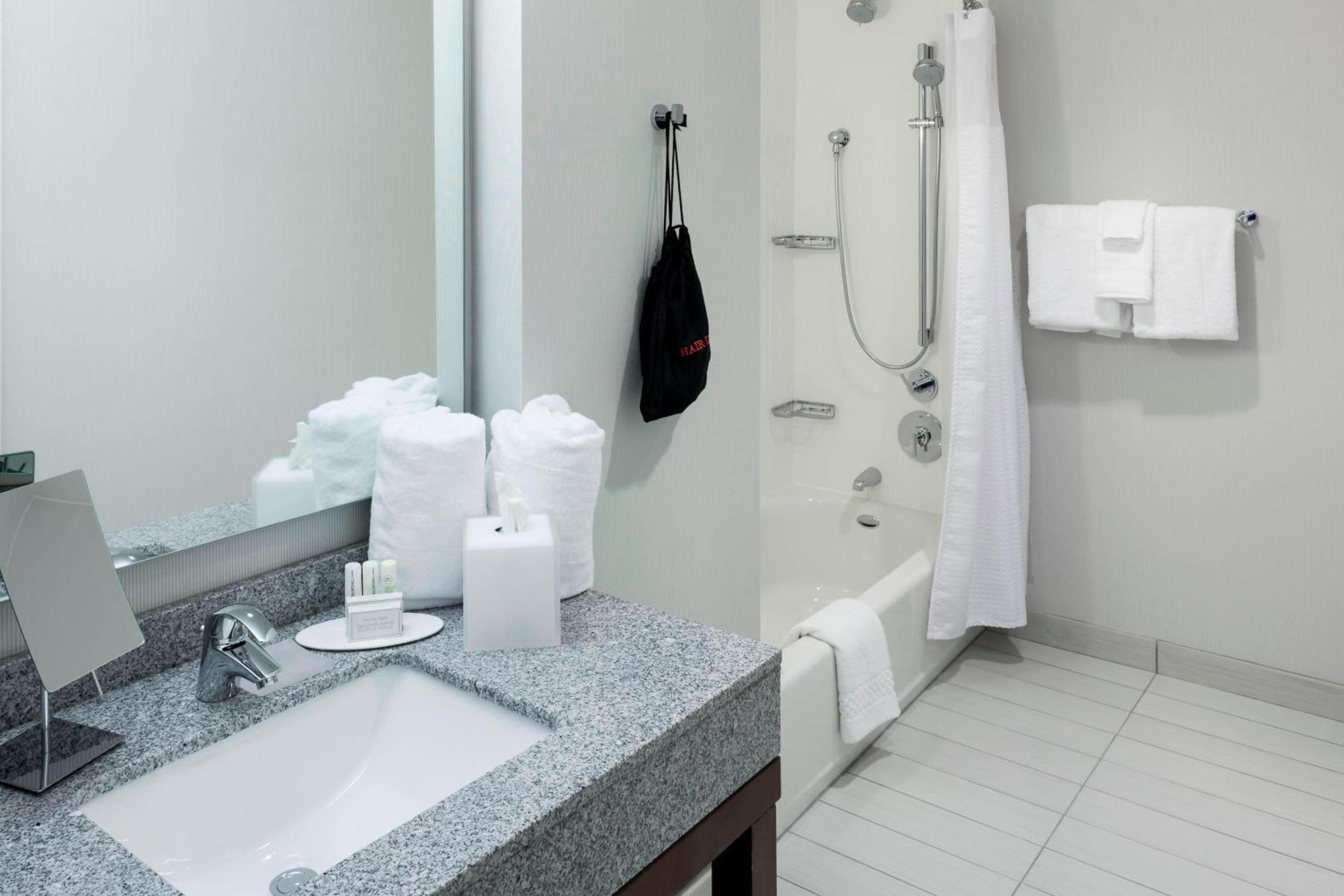 מלון Courtyard By Marriott Richmond Downtown מראה חיצוני תמונה